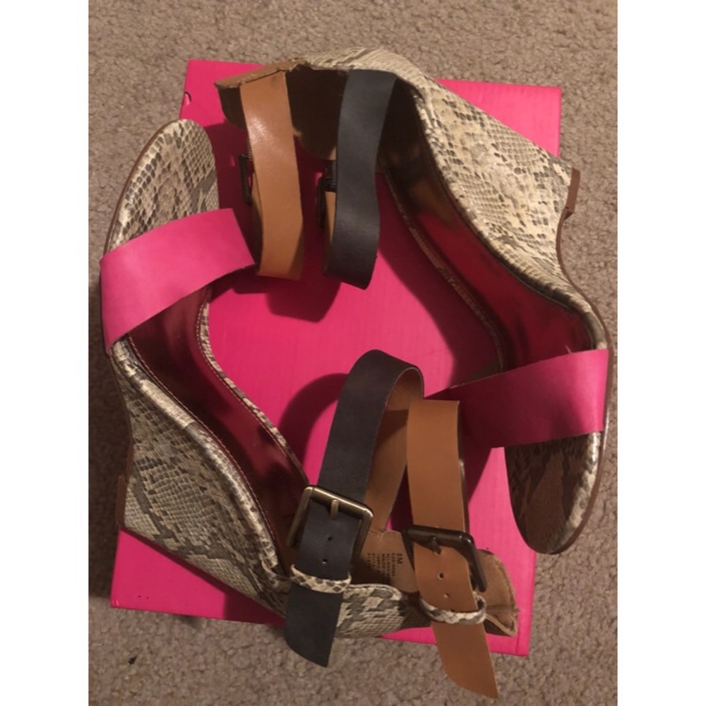 CUTE snakeskin w/pink, brown, black straps Wedges